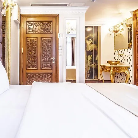 Lovely In Historic Mansion In Beylerbeyi